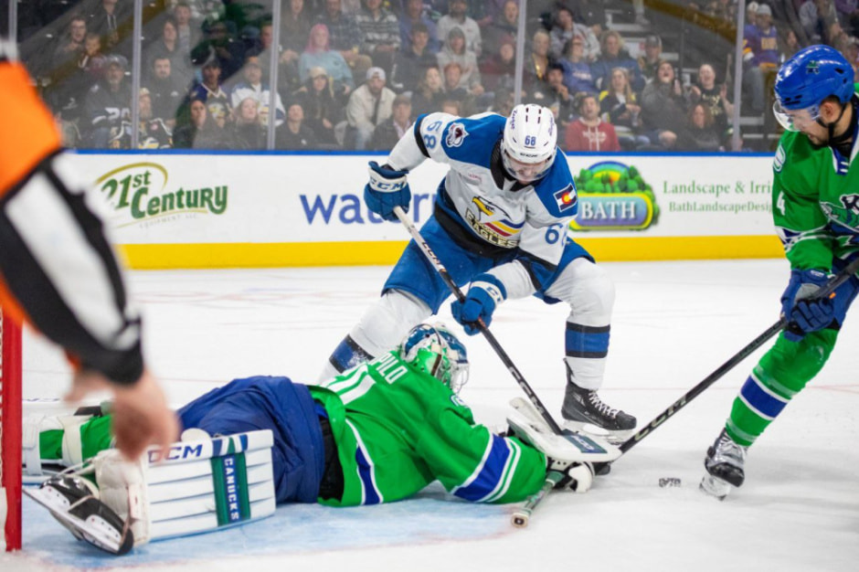 Противоречивая ночь белорусских вратарей в заокеанском хоккее у одного голевой пас и чудовищный ляп, у другого – победа в серии буллитов.jpg