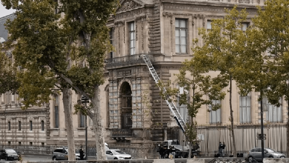 Лувр Лувр.png