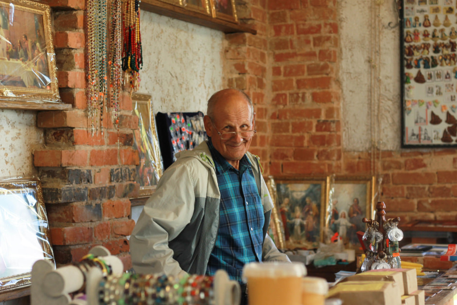 У прыкасцёльнай краме можна набыць розныя сувеніры і каталіцкія рэчы.jpg