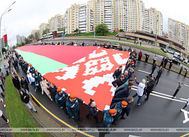 По Минску пронесли 500-метровый флаг Беларуси