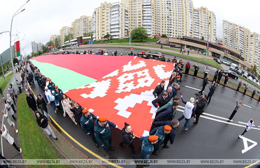 По Минску пронесли 500-метровый флаг Беларуси