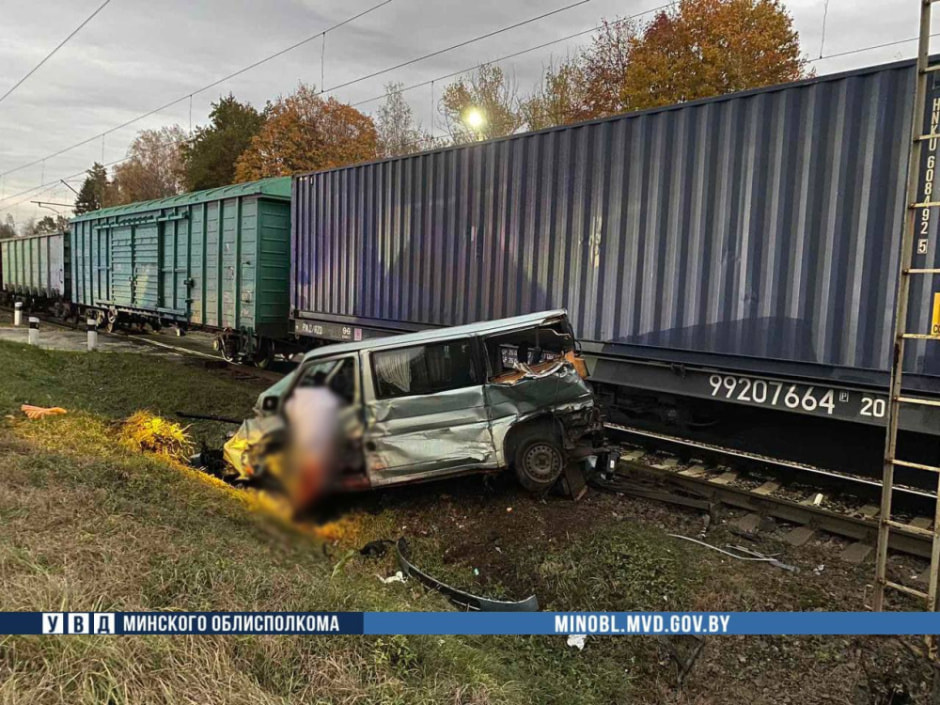 В Борисовском районе под грузовой поезд попал микроавтобус — водитель погибла (2).jpg