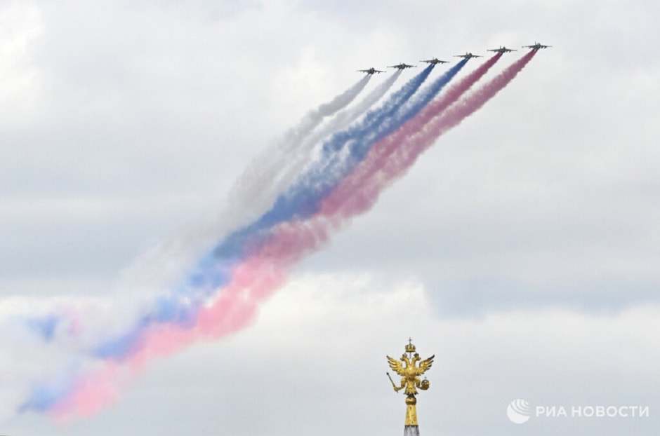 Парад в Москве, самолеты в небе.jpg