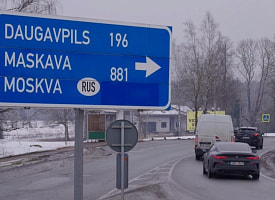 В Латвии решили убрать названия городов Беларуси и России с дорожных указателей