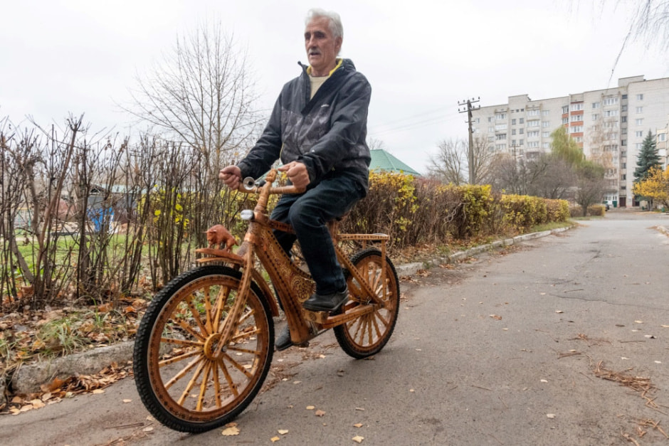 Мирослав Мостовой и деревянный велосипед 22.jpg