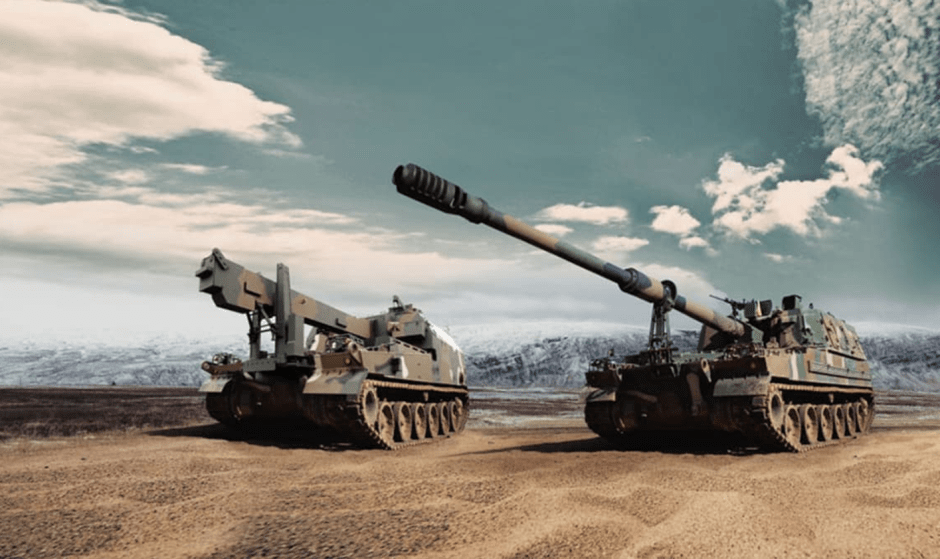 Самоходная гаубица K9 (справа) и машина снабжения боеприпасами K10 (слева)