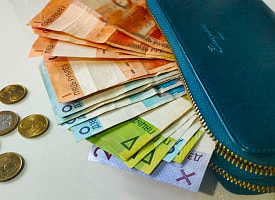 В Беларуси с 1 января на 18% вырастет минимальная зарплата. Сколько это в рублях?