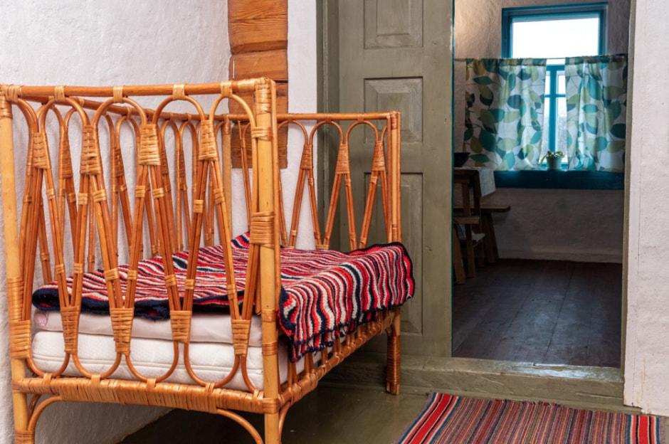 Девушка и деревенская хата в Ягодках 29.jpg