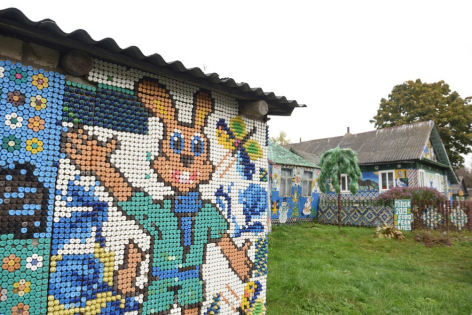 Дом обитый пластиковыми крышками 10.jpg