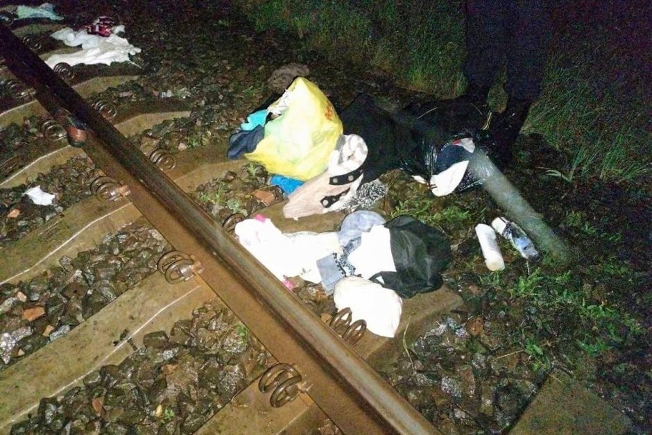 рельсы и разбросанные вещи.jpg