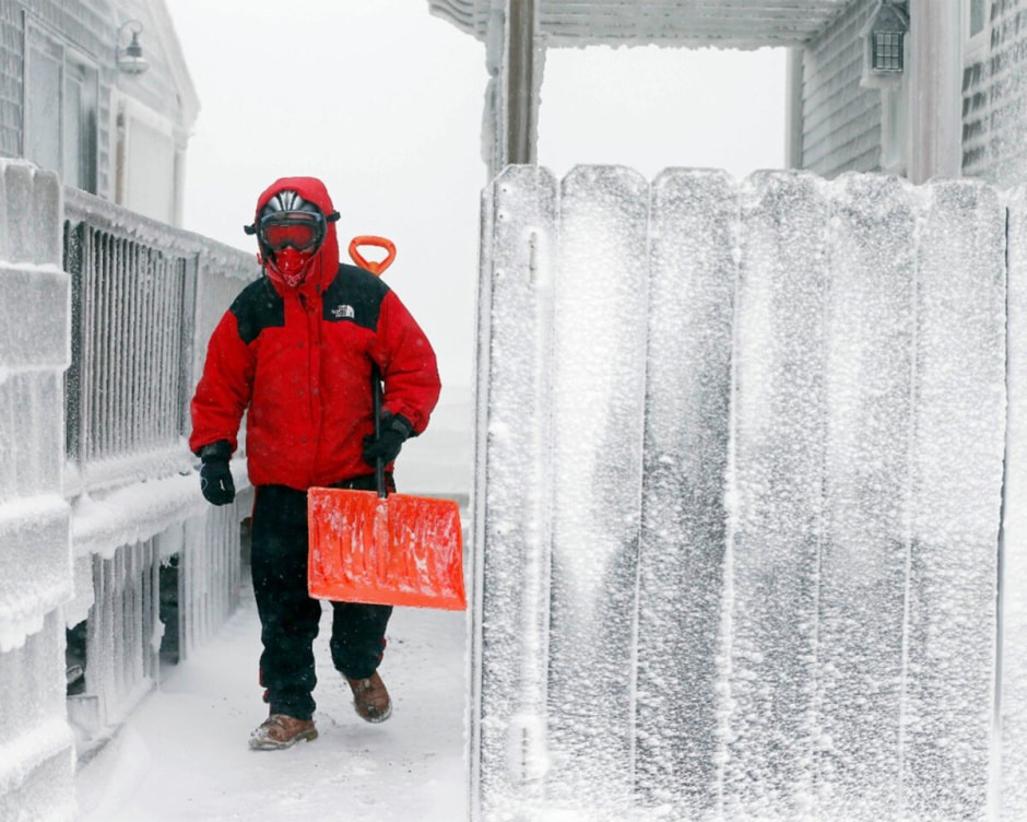 человек на улице при очень сильных морозах