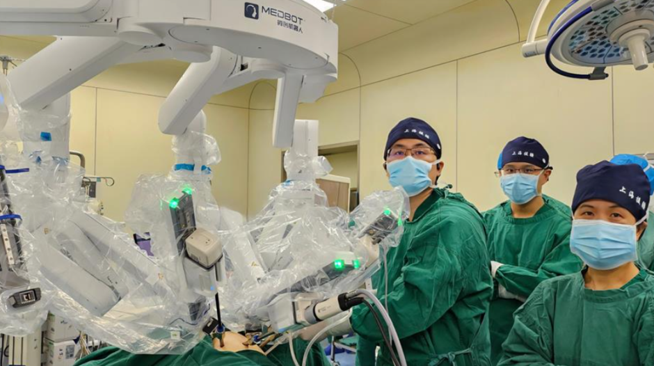 В Китае хирург прооперировал пациентку с расстояния в 5000 километров (2).png