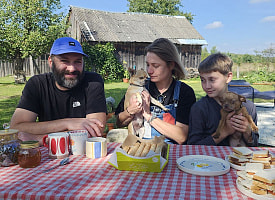 “Зубры и олени приходят прямо к нашему огороду”. Семья год искала дом в глухой деревне – и нашла