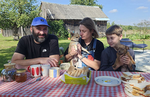 “Зубры и олени приходят прямо к нашему огороду”. Семья год искала дом в глухой деревне – и нашла