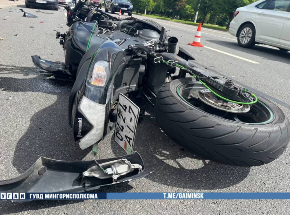 В Минске Kawasaki столкнулся с Volkswagen – мотоциклиста от удара отбросило на впереди идущее авто (2).jpg