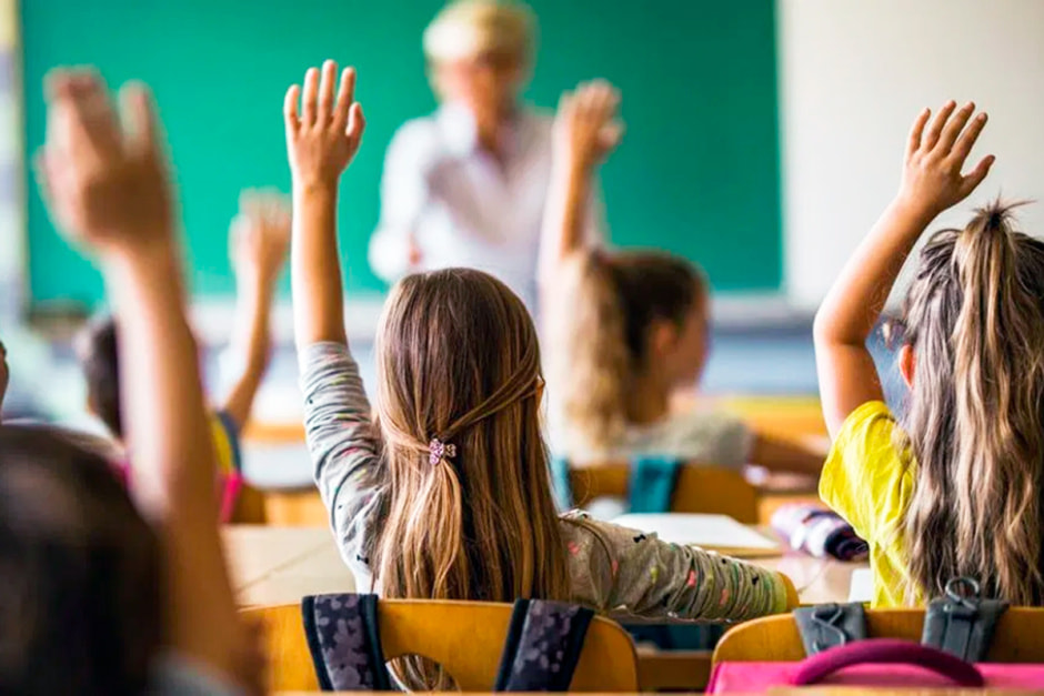 Дети подняли руки Дети подняли руки