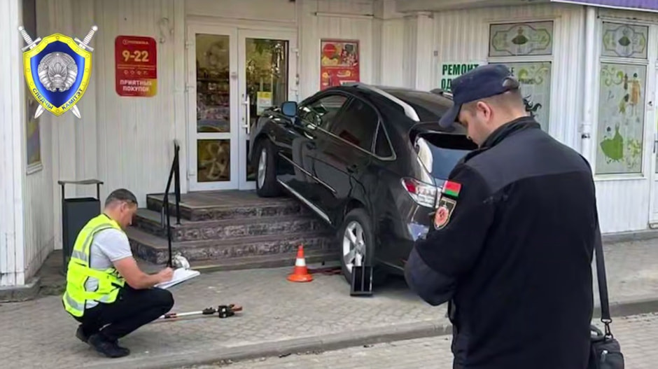 Лексус врезался в магазин.jpg