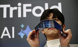 Компания Samsung начала продажи смартфона, складывающегося втрое