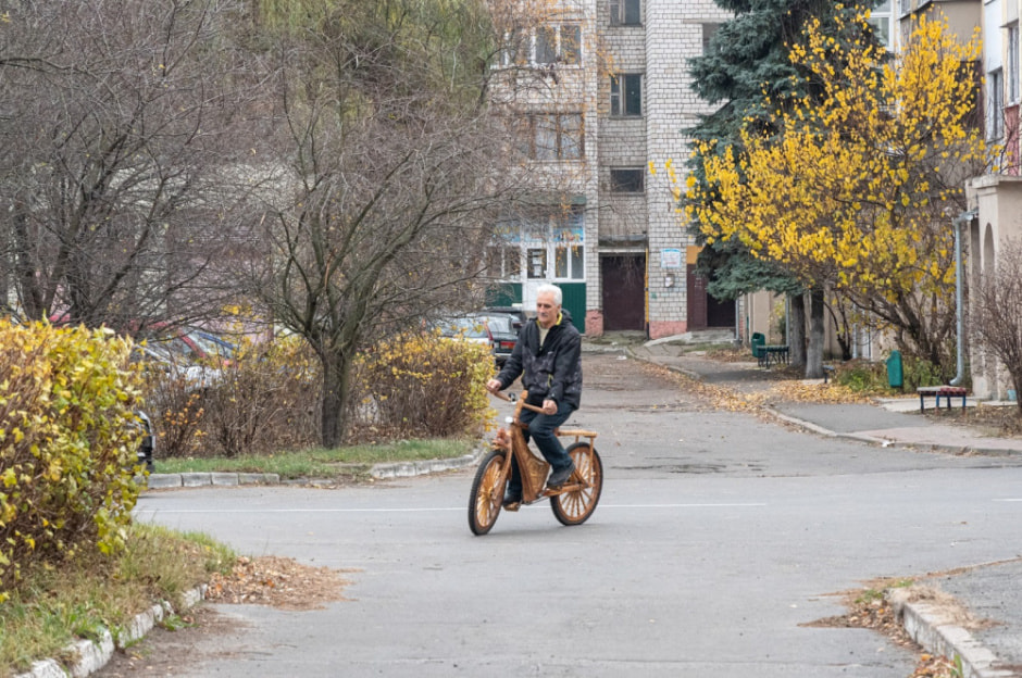 Белорус сделал деревянный велосипед