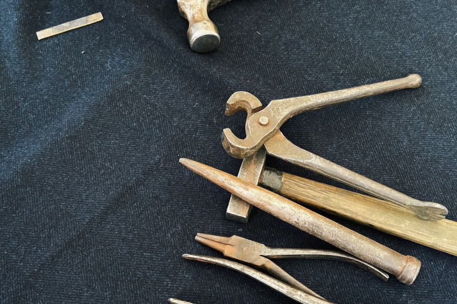 16-Инструменты Геннадия с помощью которых он чеканит украшения.jpg