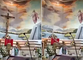 В Эквадоре священника убило огромным крестом во время мессы. Трагедия попала на видео