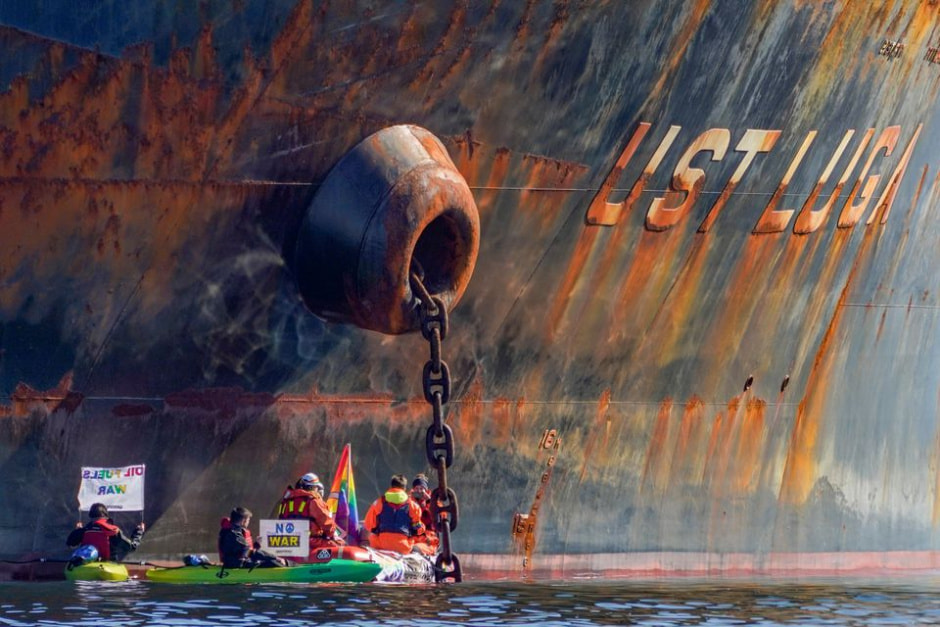 Танкер и Greenpeace.jpg Танкер и Greenpeace.jpg
