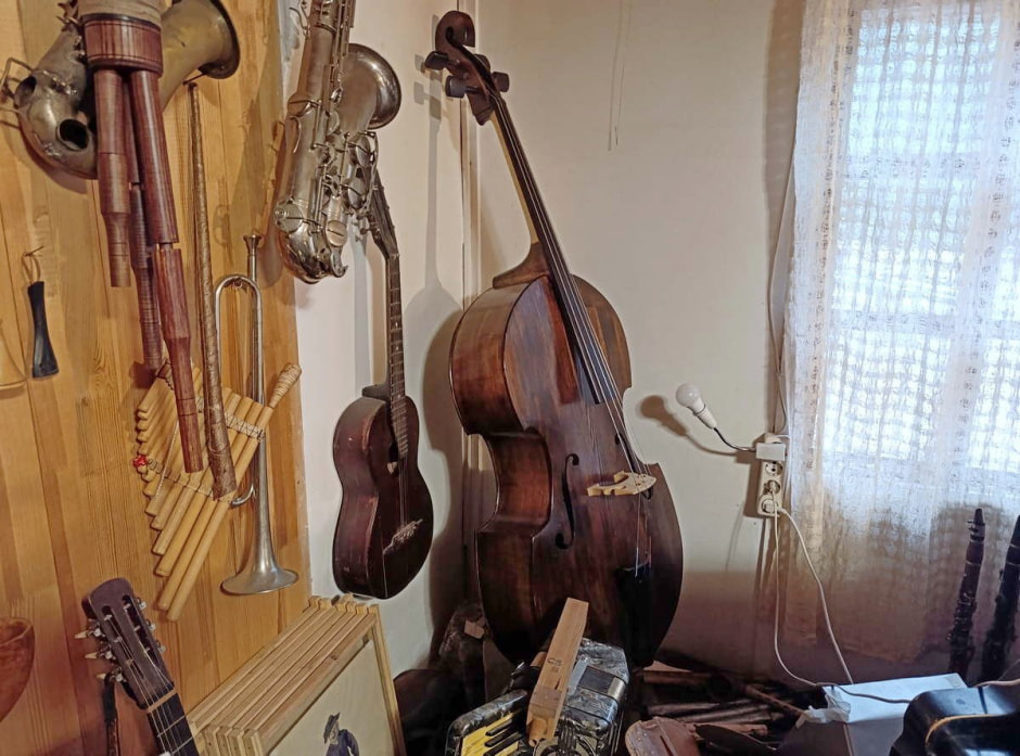 Алесь Лось и народные инструменты 11.jpg