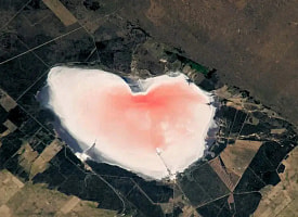 NASA показало розовое озеро-сердце в Аргентине. Почему оно такого цвета?