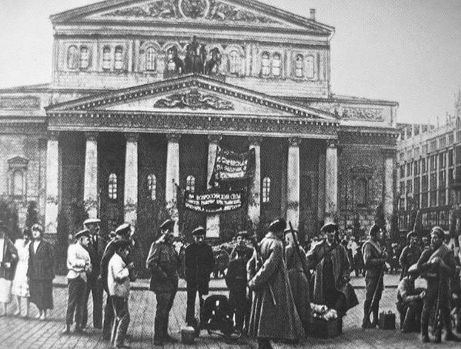 Латышские стрелки и делегаты V Съезда Советов перед зданием Большого театра.png