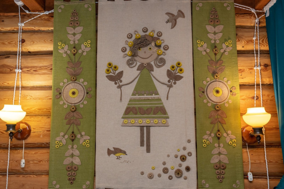 Девушка и деревенская хата в Ягодках 25.jpg