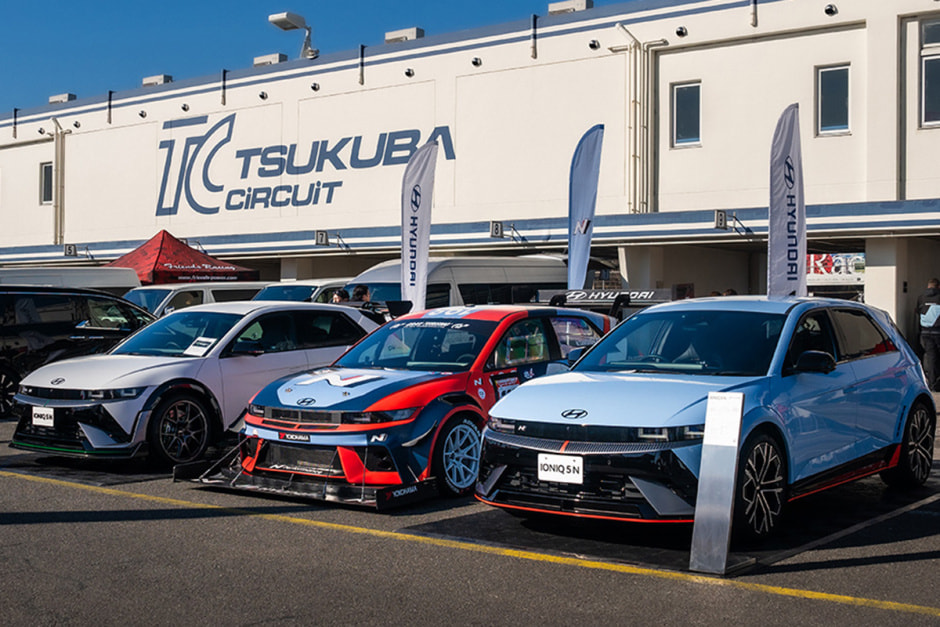 Дрифтовые автомобили перед стартом Time Attak на трассе Tsukuba