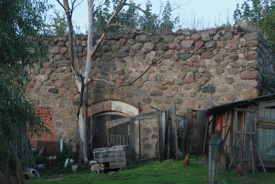 Рэшткі гаспадарчых пабудоў сядзібы ОРуркаў 4.jpg Рэшткі гаспадарчых пабудоў сядзібы ОРуркаў 4.jpg