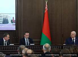 Лукашенко раскритиковал чиновников: за новости, дороги и показуху