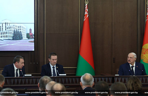 Лукашенко раскритиковал чиновников: за новости, дороги и показуху