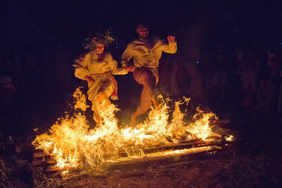 1-Скокі праз Купальскае вогнішча.jpg