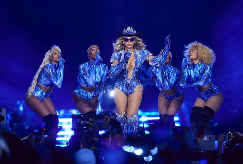 Вспоминаем, где мелькали наряды от Роберто Кавалли (9).jpg