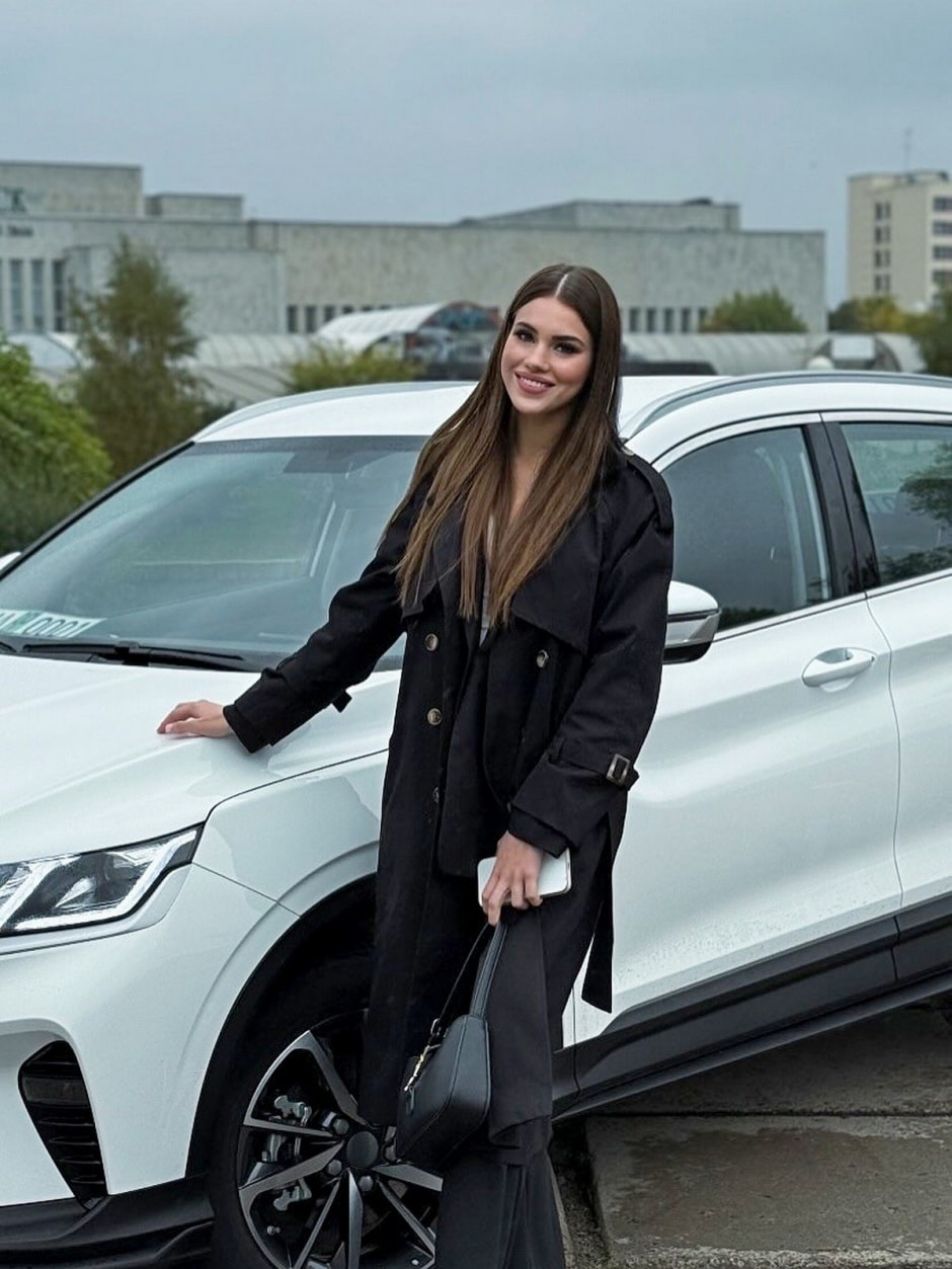 8-Алёна Кучерук с новым личным авто.jpg