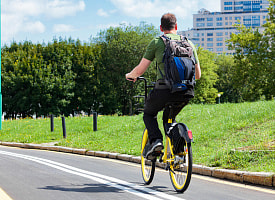 Велосипедисты и самокатчики должны спешиваться: в ПДД Беларуси внесены изменения