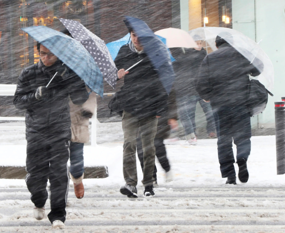люди при метели и очень сильном ветре