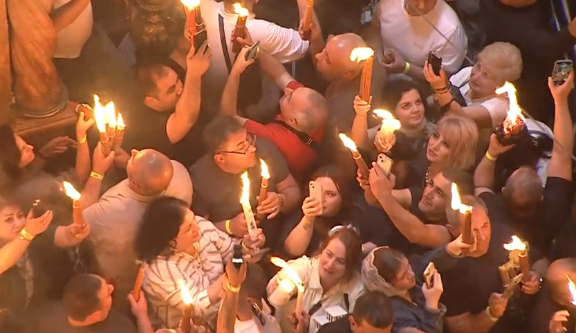 Благодатный огонь сошел в Иерасулиме Благодатный огонь сошел в Иерасулимее