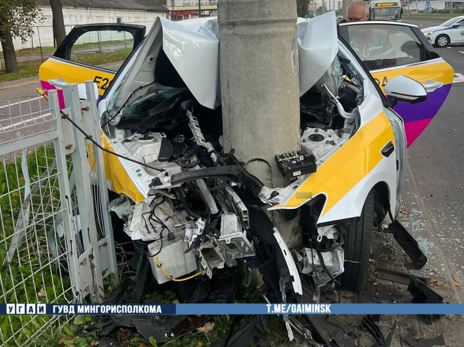 В Минске водитель BYD уснул за рулем и врезался в столб В Минске водитель BYD уснул за рулем и врезался в столб