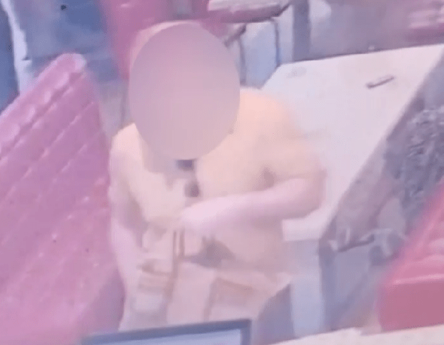 Директор фирмы на фуд-корте в Минске забыл сумку с марихуаной (2).png