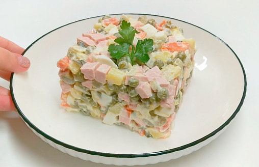 “190 тазиков оливье”: в Нацбанке сравнили, как выросла зарплата белорусов