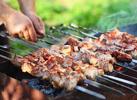 А скоро майские праздники. Эпидемиологи запретили российские шампуры в Беларуси