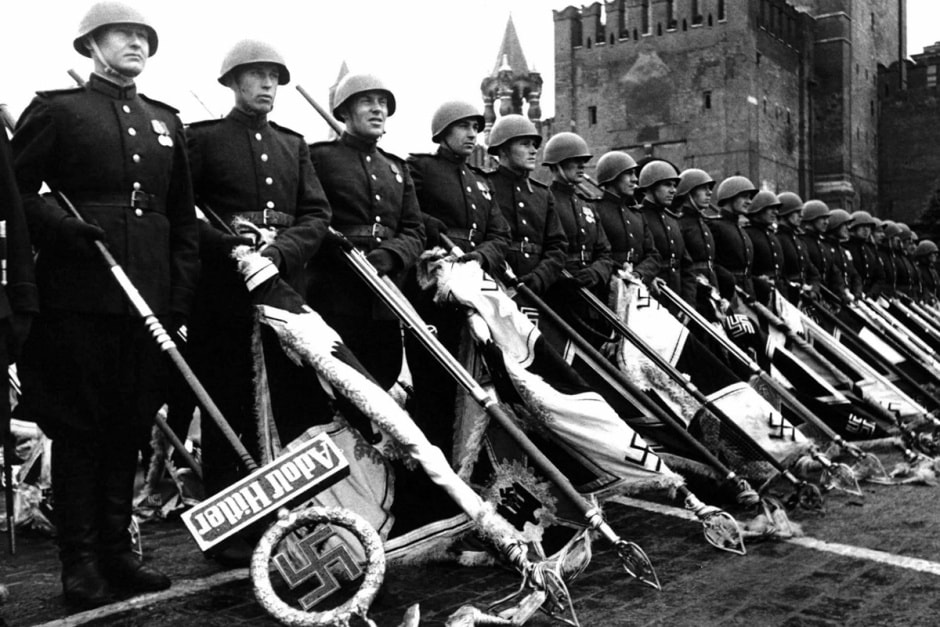 Поверженные знамена гитлеровской армии