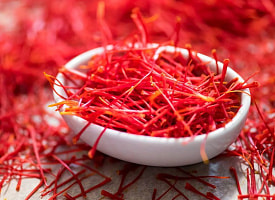 Шафран против хандры? Ученые изучили, как пряность влияет на мозг