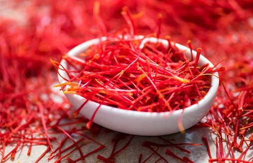 Шафран против хандры? Ученые изучили, как пряность влияет на мозг