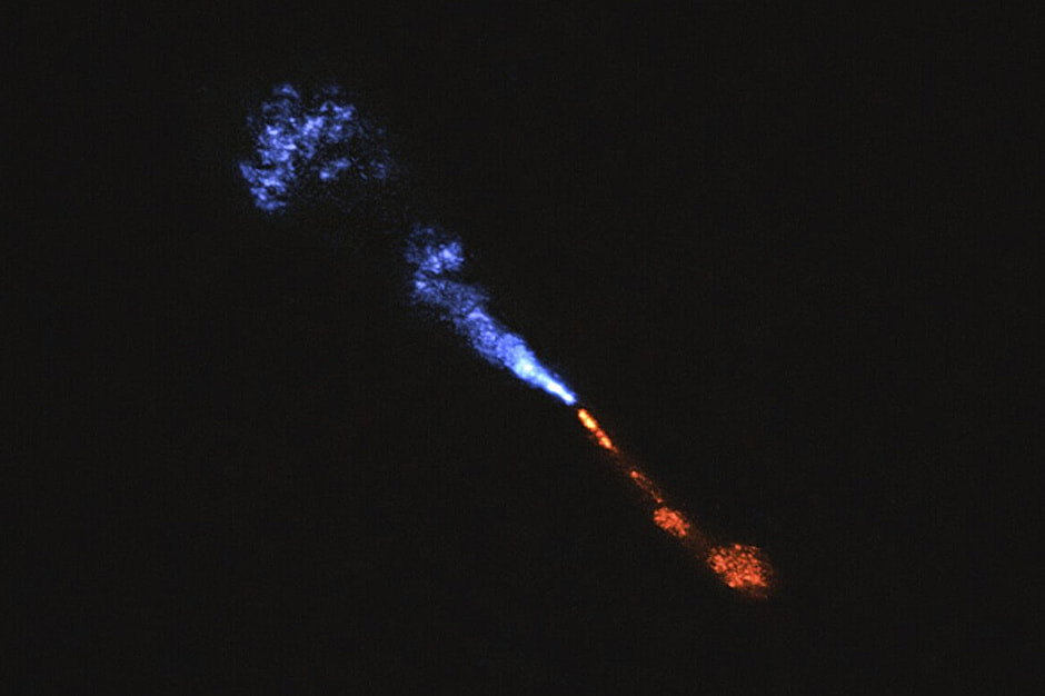 На этом снимке видны струи оксида кремния, вырывающиеся из молодой звезды HOPS-315