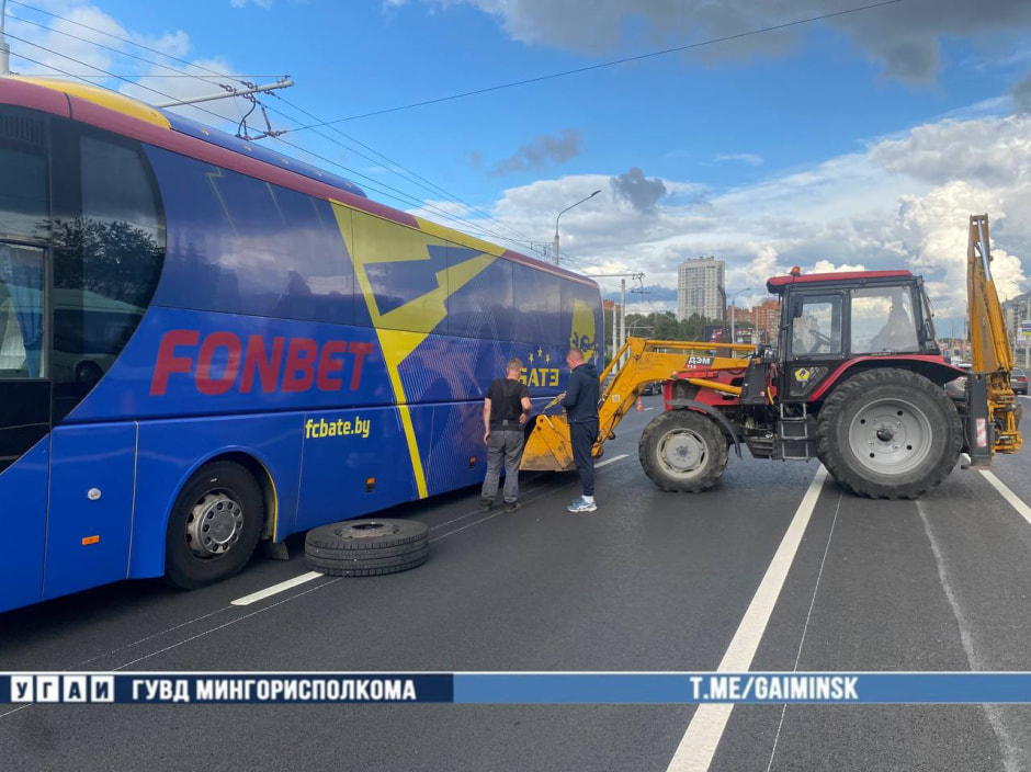 автобус потерял два колеса.jpg