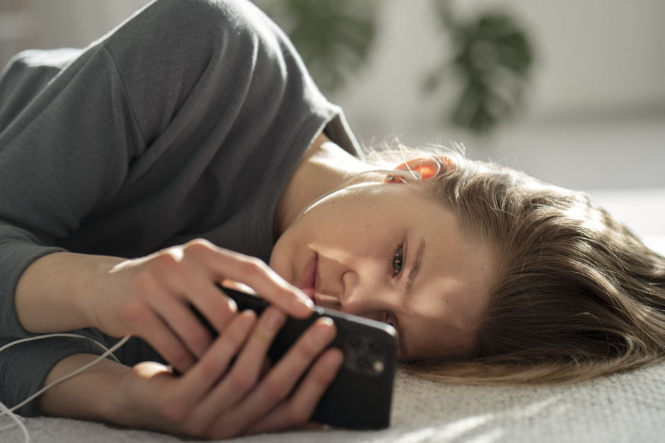 подросток в телефоне